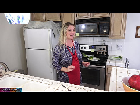 ❤️ Stepmom هن جي تاريخ کان اڳ باورچی خانه ۾ کيس کير پيارڻ ❤  جنس